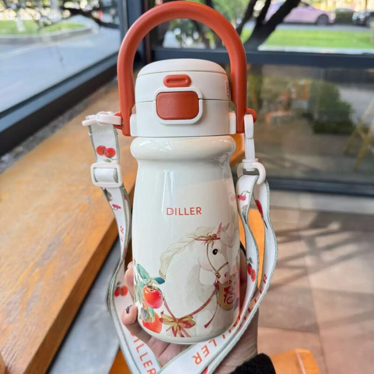 تراول ماگ برند دیلر DILLER دوحالته بنددار مدل اسب و خرمالو